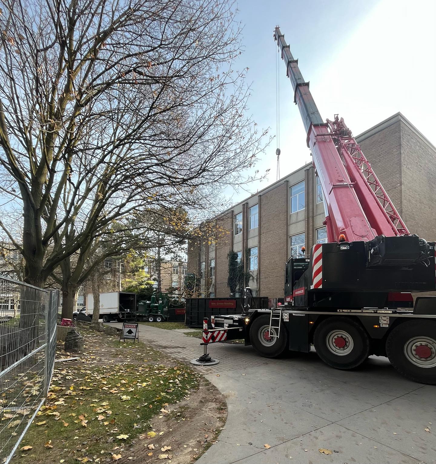 Loading day ☀️🏗️🏢
.
.
.
#flatroofing #roofingcontractor #cranelife #guelphbusiness